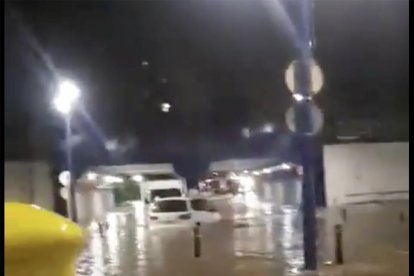 Varios coches atrapados por las fuertes lluvias que golpean el Camp de Tarragona