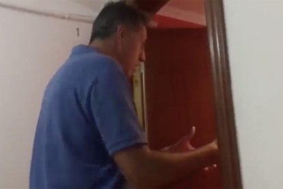 Albiol s'enfronta a uns okupes en un vídeo de campanya: «Si hi cap merder amb els veïns tindrem un problema»