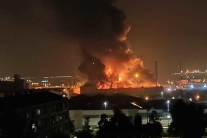 Activen durant la matinada el Pla d'emergències químiques per un incendi al polígon Entrevies