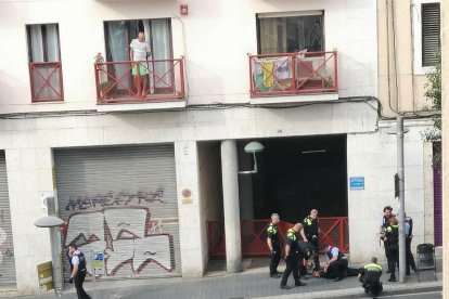 Detenen al carrer Gasòmetre un home que en desfer-se d'un ganivet crida «el meu pare està mort»