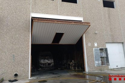 Un incendio en una nave de Llorenç del Penedès activa diez dotaciones de los Bomberos