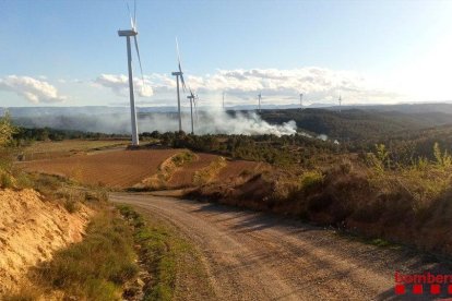 Diez dotaciones y un helicóptero de Bombers trabajan en un incendio entre Bot y Caseres