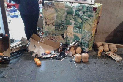 Un conductor begut i sense carnet s'estampa contra una fruiteria a Tarragona