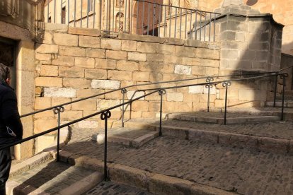 Roban la placa conmemorativa de la Marxa de la Llibertat  en Montblanc