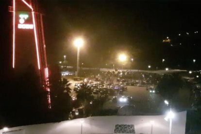 Veïns de la Pineda denuncien la celebració d'una festa il·legal durant tota la nit a un pàrquing públic