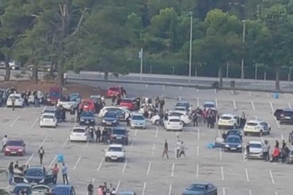 Veïns de la Pineda denuncien la celebració d'una festa il·legal durant tota la nit a un pàrquing públic