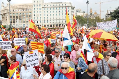Manifestantes por la unidad de España se concentran en el centro de Barcelona para celebrar el 12-O