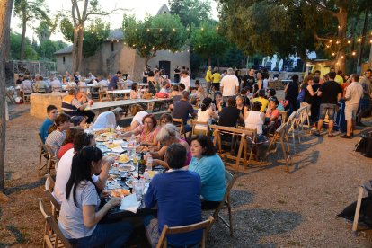 La Fiesta de la Granja del Morell reúne a más de 200 personas en la cena al fresco