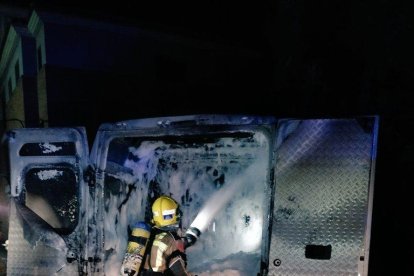 Una furgoneta cargada de neumáticos quema totalmente en la Selva del Camp