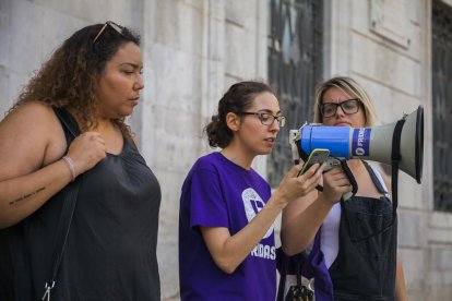Unas 60 personas se concentran en Tarragona en apoyo a la víctima de la agresión sexual en Manresa