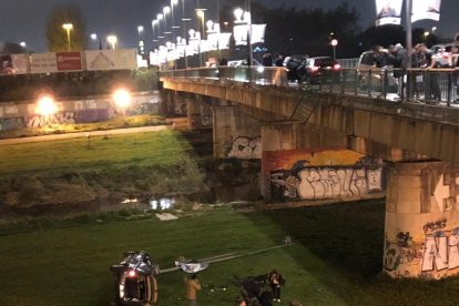 Cau un cotxe del pont de l'avinguda Ramón i Cajal a la llera del Francolí