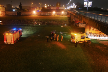 Cau un cotxe del pont de l'avinguda Ramón i Cajal a la llera del Francolí