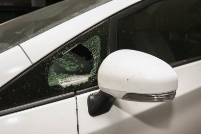 Trenquen i roben en una trentena de vehicles del pàrquing La Pedrera