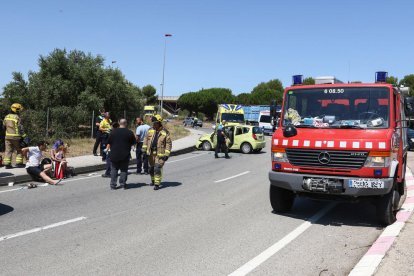 Tres heridos leves en un choque entre un coche y una moto en Reus