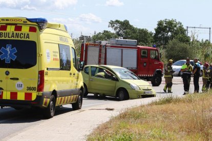 Tres heridos leves en un choque entre un coche y una moto en Reus