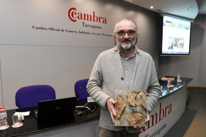 Jeroni Castell relata su constancia en los fogones con el libro 'Les Moles'