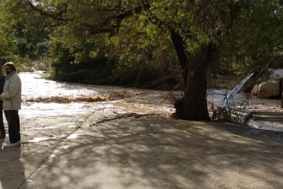 Tallada la TV-2006 a Aiguamúrcia a causa de la intesa pluja