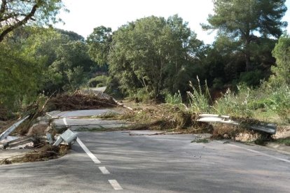Tallada la TV-2006 a Aiguamúrcia a causa de la intesa pluja
