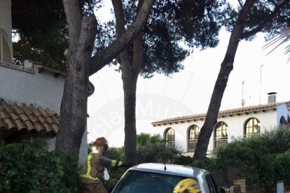 Un cotxe xoca contra el mur d'una casa de Sant Salvador