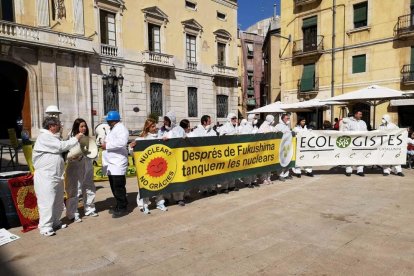 Tarragona acull una protesta ecologista amb motiu del vuitè aniversari de l'accident de Fukushima