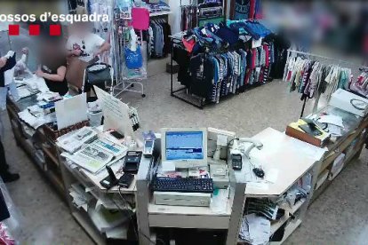 Detingut per robar mòbils a dones que portaven els cotxets dels seus fills mentre compraven