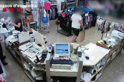 Detingut per robar mòbils a dones que portaven els cotxets dels seus fills mentre compraven