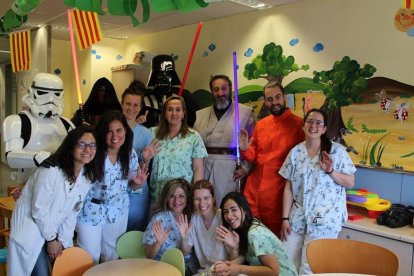 Personajes de la zaga Star Wars visitan la planta de pediatría del Hospital Joan XXIII