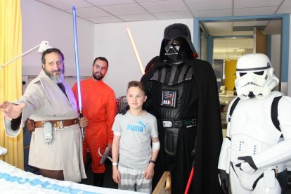 Personajes de la zaga Star Wars visitan la planta de pediatría del Hospital Joan XXIII
