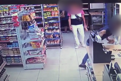 Tres detenidos por robar la recaudación en un supermercado de Campclar