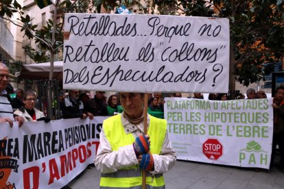 Unes 400 persones es manifesten per una «vida digna» i per revertir les retallades a Tortosa