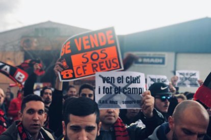 Los aficionados del CF Reus piden dar «un paso al lado» a Joan Oliver