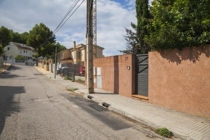 Vecinos de la Mora advierten del riesgo de electrocución por acumulación de agua