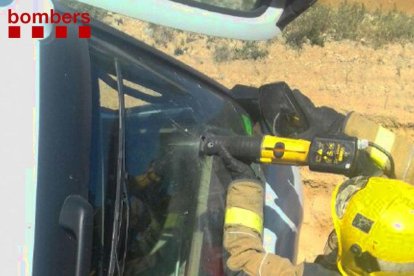 Els Bombers han hagut de fer tasques d'excarceraració per treure el conductor.