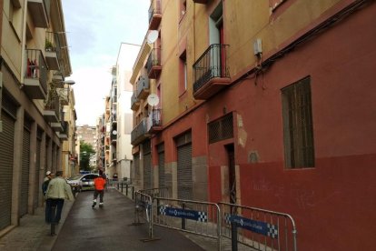 Una trentena de desallotjats pel perill d'ensorrament a un habitatge del carrer de Sant Magí de Reus