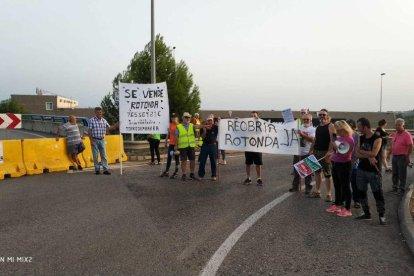 Los vecinos de Brisas de Mar vuelven a cortar la rotonda de Torredembarra
