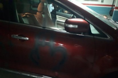 Pintan el coche de Alejandro Fernández