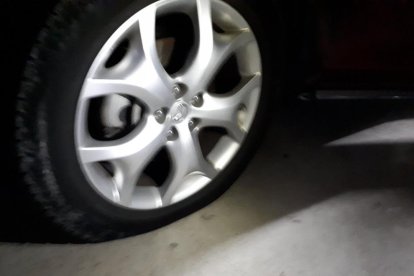 Pintan el coche de Alejandro Fernández