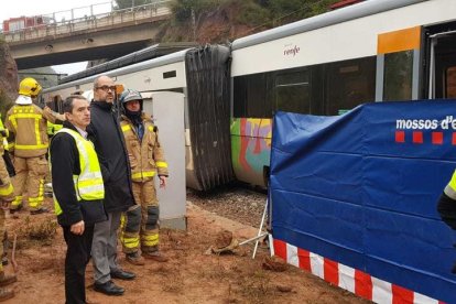 El conseller de Interior, Miquel Buch, ha podido comprobar de primera mano la dimensión del accidente de tren.