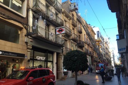 Un desprendimiento en un edificio de la calle Llovera moviliza dos dotaciones de Bombers