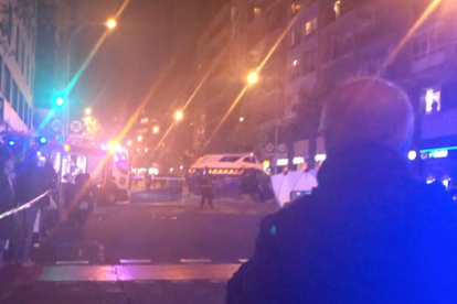 Bolca una ambulància a Barcelona i fereix a dues persones