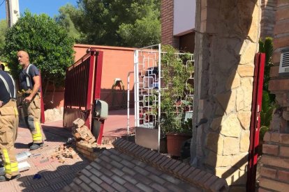 Un cotxe s'estampa contra la façana d'una casa a Cala Romana