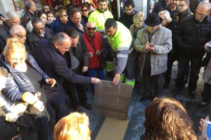 Una placa commemora la tradició de veure el sol travessant el campanar de la Prioral
