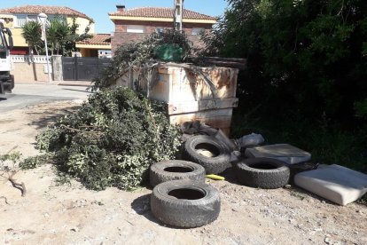 Mas d'en Pastor denuncia la presència de brossa junt als contenidors