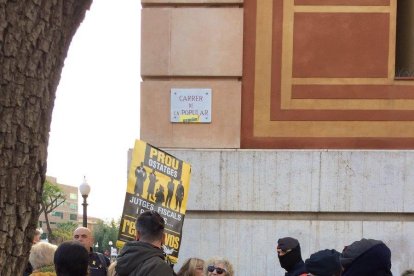 Los Mossos 'cierran' la calle de los juzgados por  la misa de la Policía Nacional