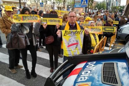 Los Mossos 'cierran' la calle de los juzgados por la misa de la Policía Nacional