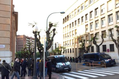 Los Mossos 'cierran' la calle de los juzgados por  la misa de la Policía Nacional