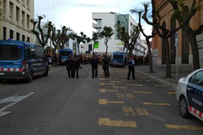 Los Mossos 'cierran' la calle de los juzgados por la misa de la Policía Nacional