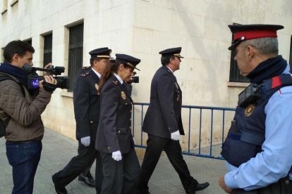 Los Mossos 'cierran' la calle de los juzgados por la misa de la Policía Nacional