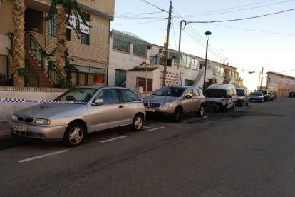 Cremen cinc vehicles i un contenidor a Creixell