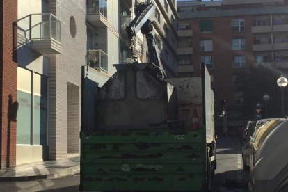 Cremen completament un contenidor a Tarragona i el foc afecta un cotxe estacionat